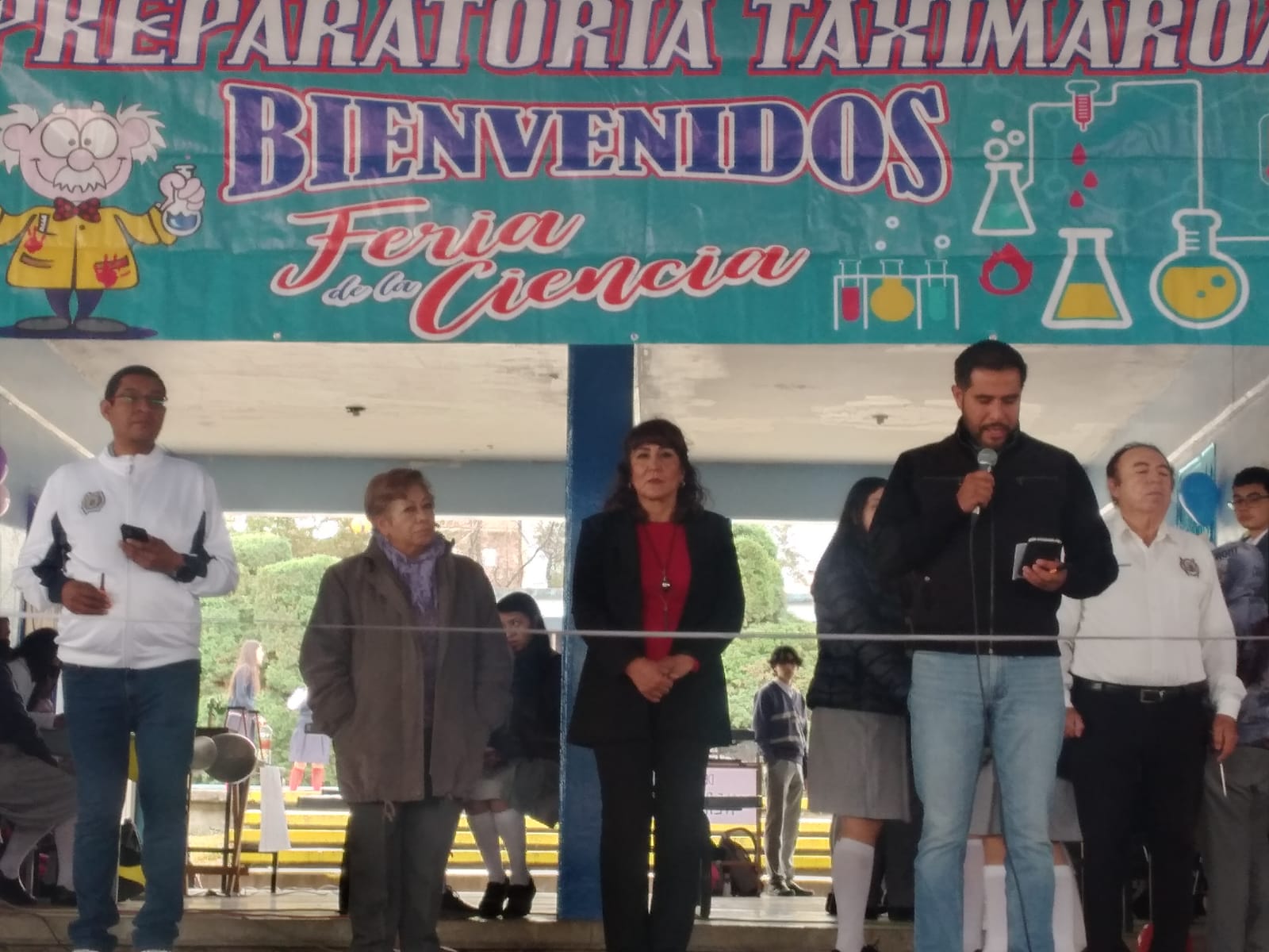 En Prepa Taximaroa se realizó Feria de la Ciencia con la visita de alumnos de secundaria