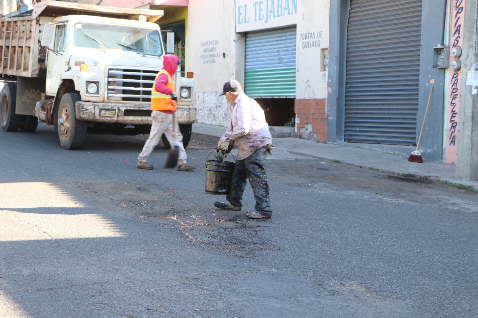 ​El Gobierno Municipal realiza tareas de bacheo en la Calle Matamoros Sur de esta ciudad
