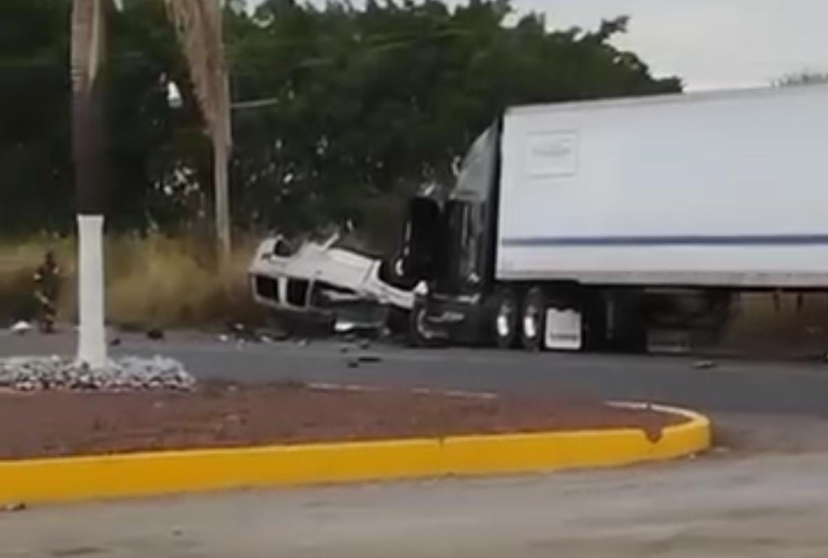 Choque de frente entre en un tráiler y una camioneta dejó como saldo tres personas sin vida
