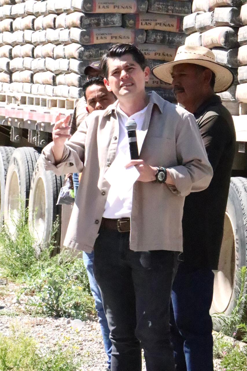 Destina #GobiernoDeSoluciones 108 toneladas de cemento para construir más caminos en Zitácuaro