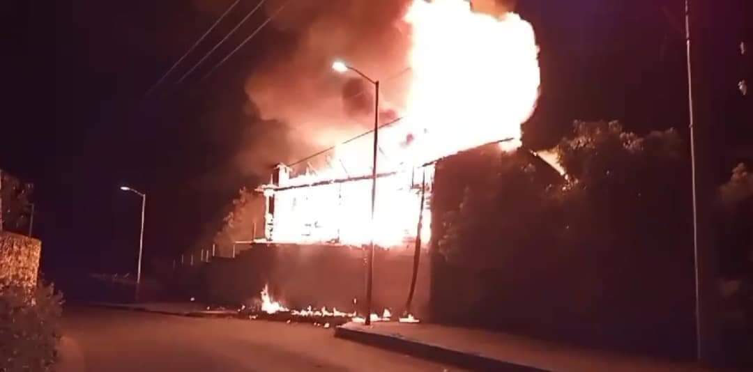 En las inmediaciones de la Tercer Manzana de Nicolás Romero se registró el incendio de una cabaña