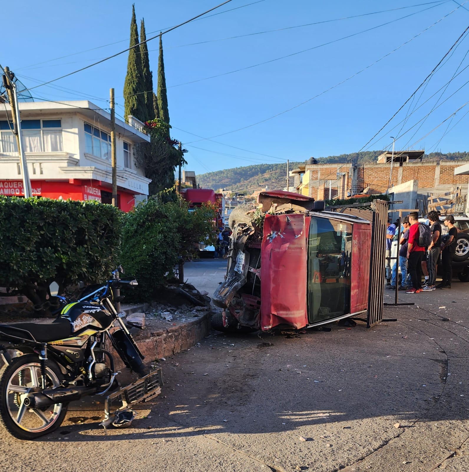 Tres heridos en choque vehicular en Colonia La Mangana