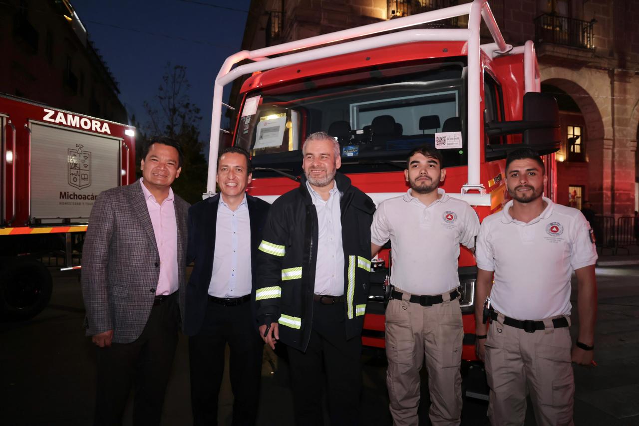 Encabeza Bedolla entrega histórica de equipamiento para bomberos por más 142 mdp