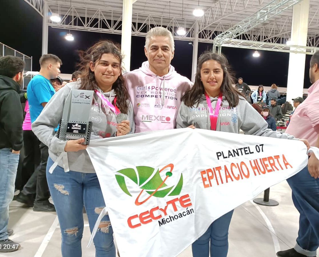 Alumnas del Cecytem se coronan en Campeonato femenil de robótica