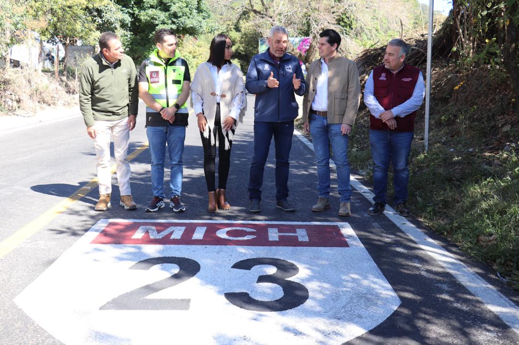 Inauguran Alfredo Ramírez Bedolla y alcalde Toño Ixtláhuac remodelación de la carretera Zitácuaro-Ocampo