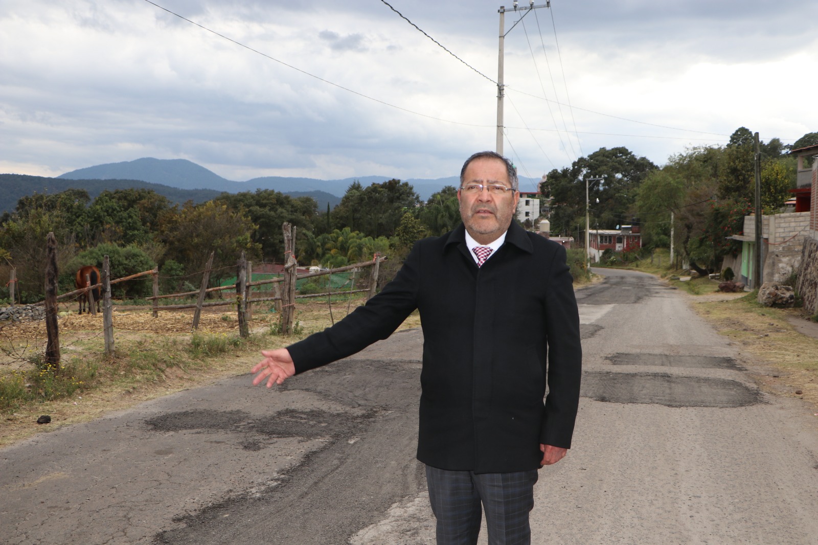 ​José Luis Téllez supervisó trabajos de bacheo en el camino de acceso de San Isidro Alta Huerta