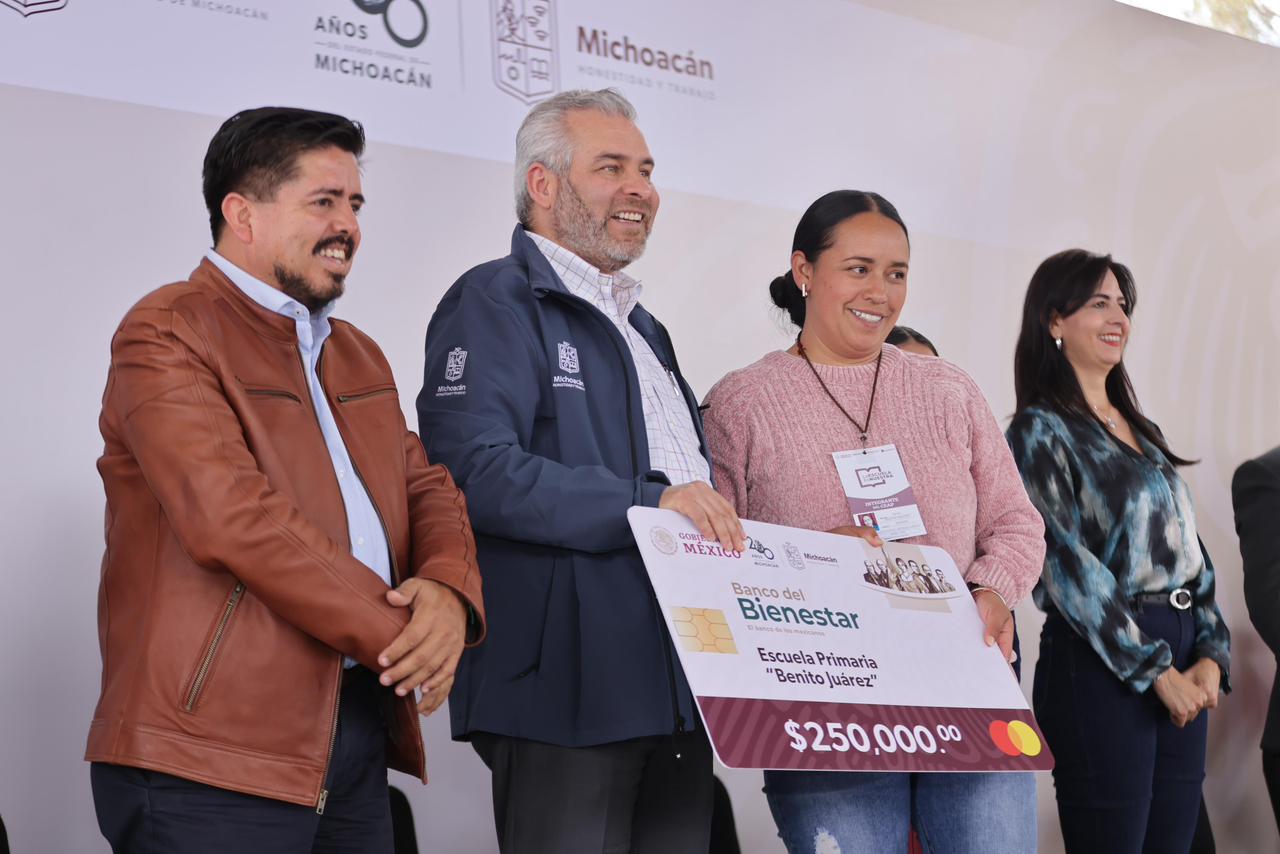 Entrega Bedolla apoyos de La Escuela es Nuestra para 16 mil estudiantes del Oriente