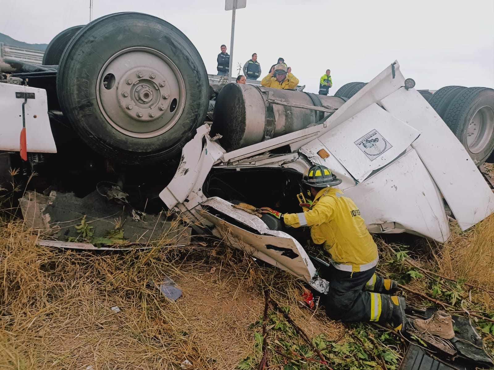El conductor de un trailer murió, cuando perdió su unidad y volcó
