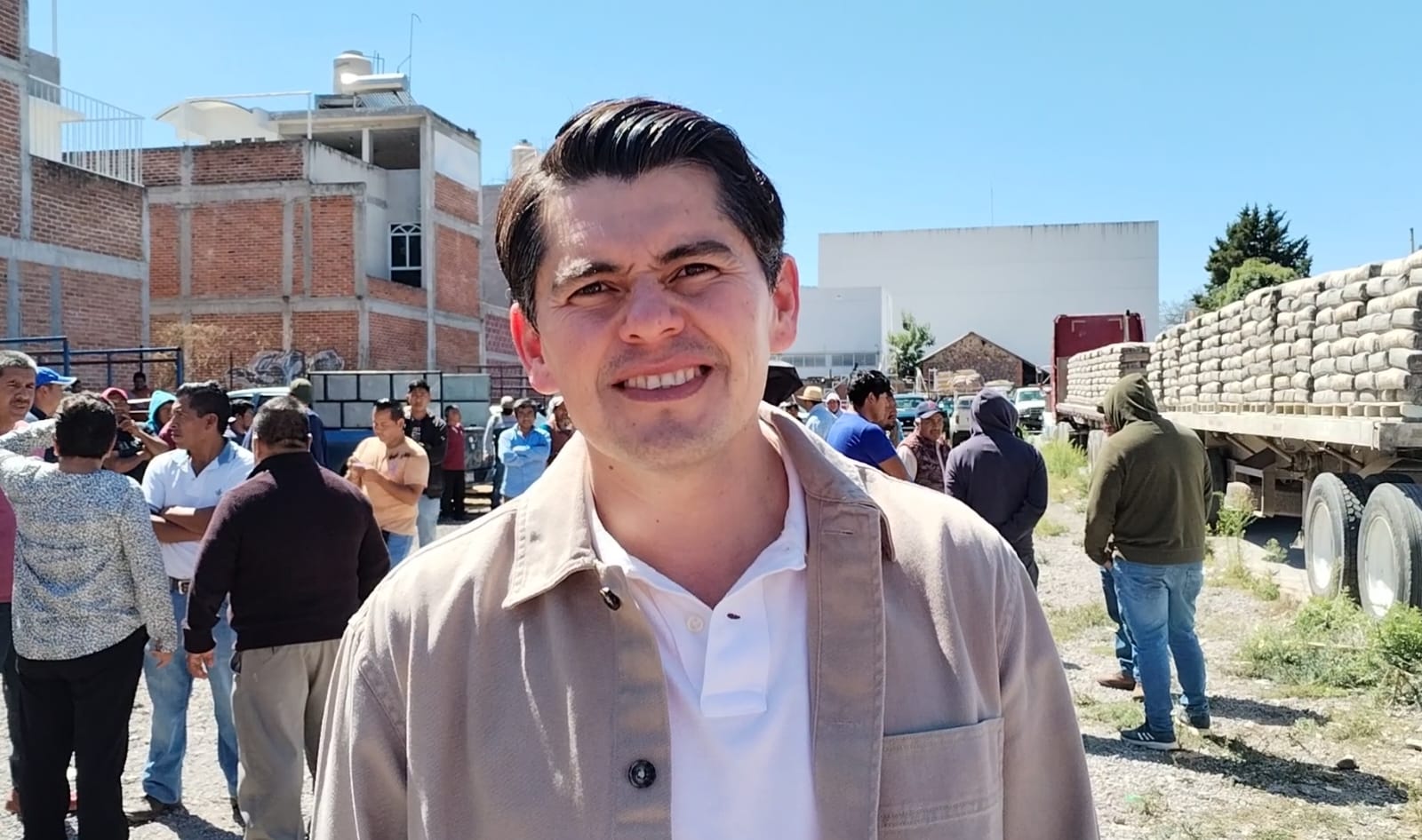 190 tonelada de cemento entrega Toño Ixtlahuac para la rehabilitación de caminos en diferentes comunidades y tenencias de Zitácuaro