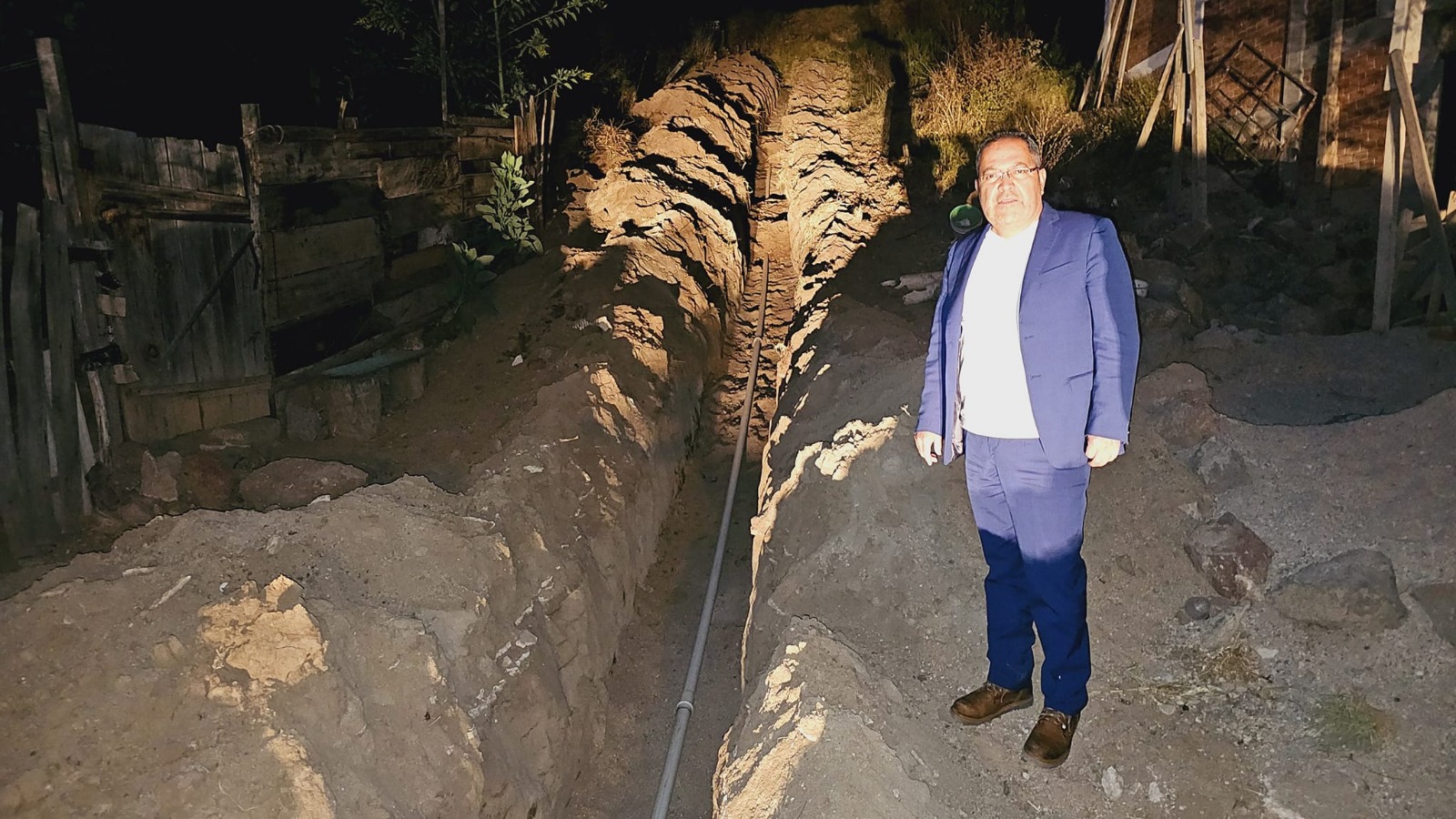 ​José Luis Téllez supervisó los trabajos de pavimentación en las calles Brisa y Huracán