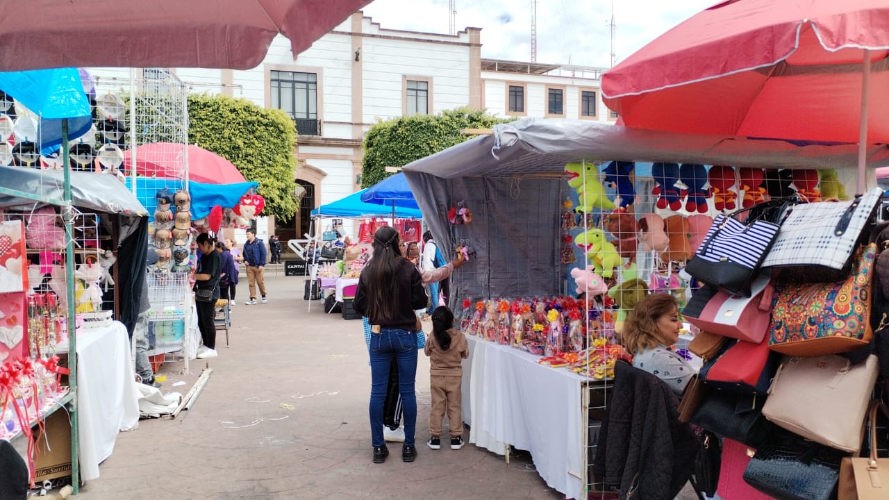 Comerciantes del amor y la amistad esperan vender al 100% sus productos en la plaza principal de Zitácuaro