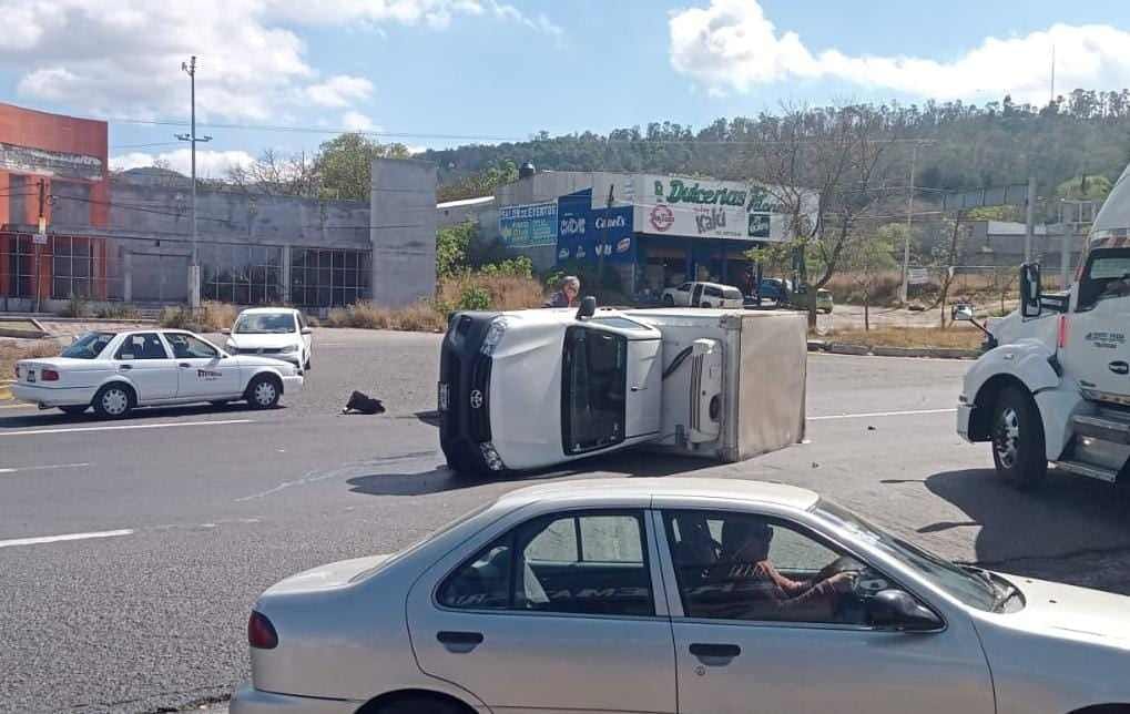 Choque entre un auto y una camioneta sobre la carretera Morelia-Pátzcuaro