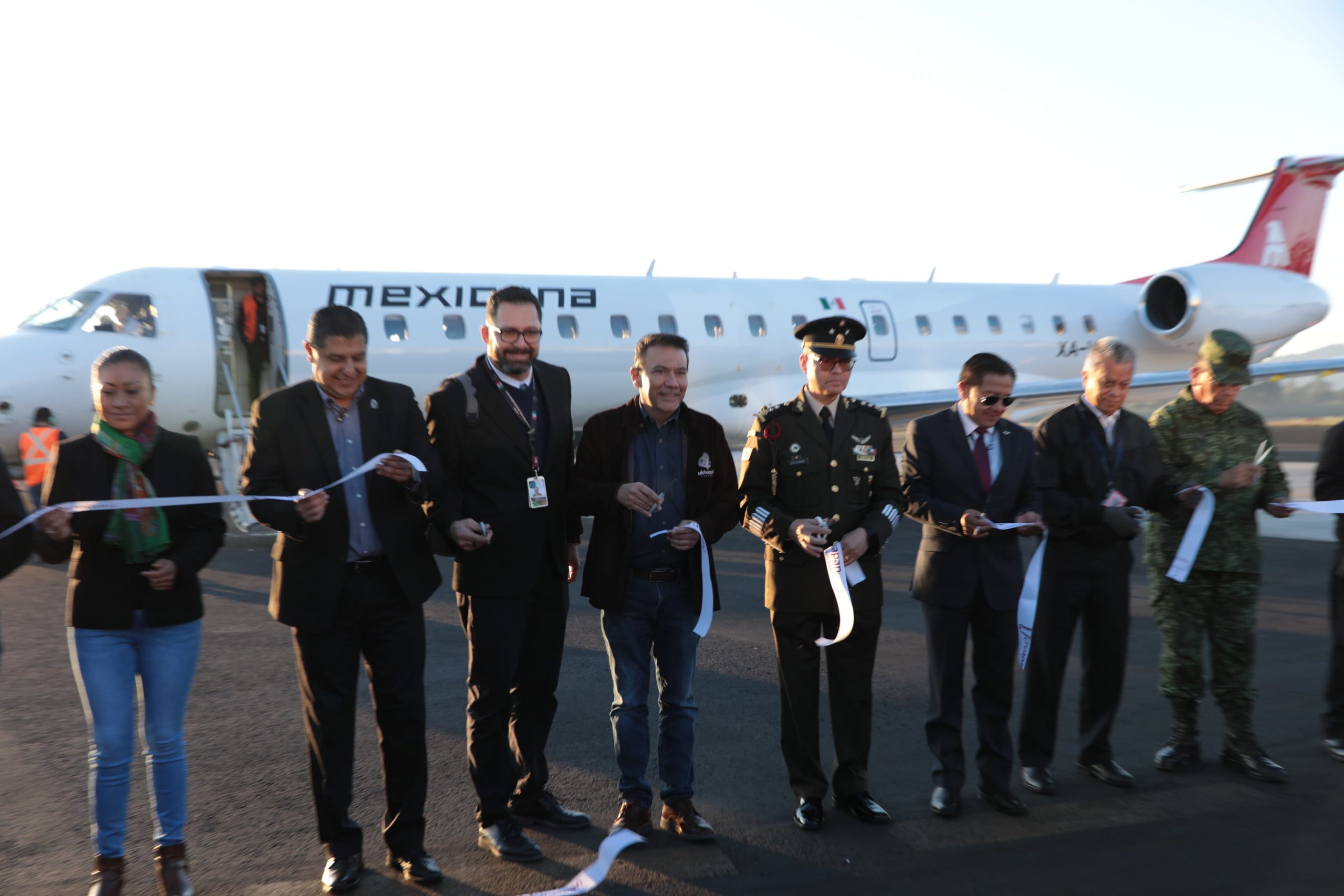 Aterriza en Uruapan el primer vuelo de Mexicana.