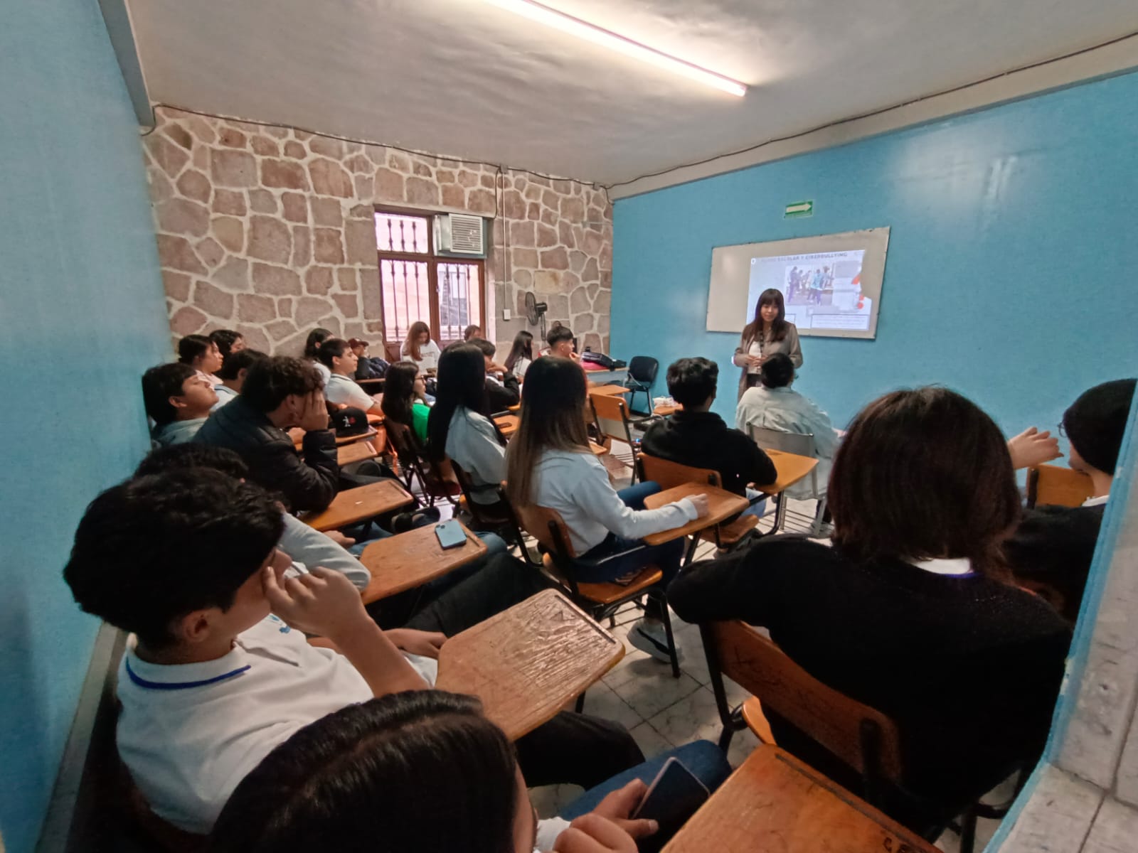 Policía Cibernética capacita a estudiantes de Morelia para una sana convivencia en internet.