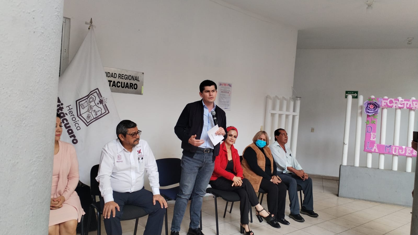 El presidente municipal de Zitácuaro, Juan Antonio Ixtlahuac, brinda apoyo a las mujeres víctimas de violencia y hace un llamado a denunciar actos que afecten a sus hijos y entorno social.