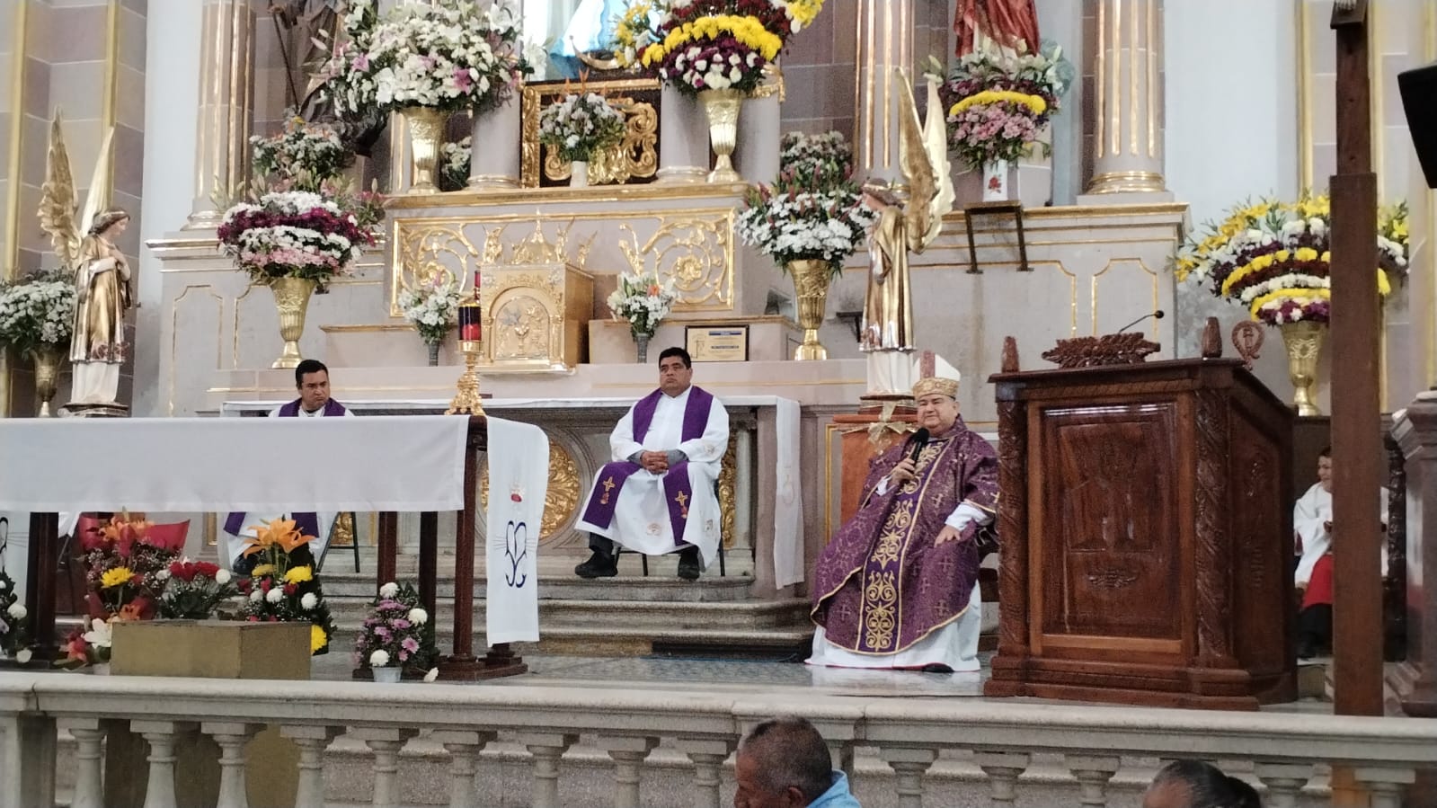 Monseñor Carlos Garfias llama a celebrar con alegría, sacrificio y dar limosna a los más necesitados durante su visita a Zitácuaro