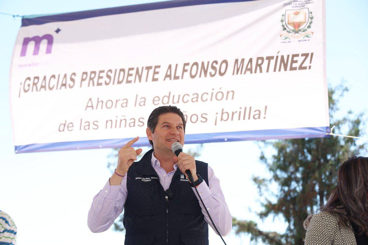 Arranca Alfonso Martínez construcción de techumbres en escuelas de Morelia.