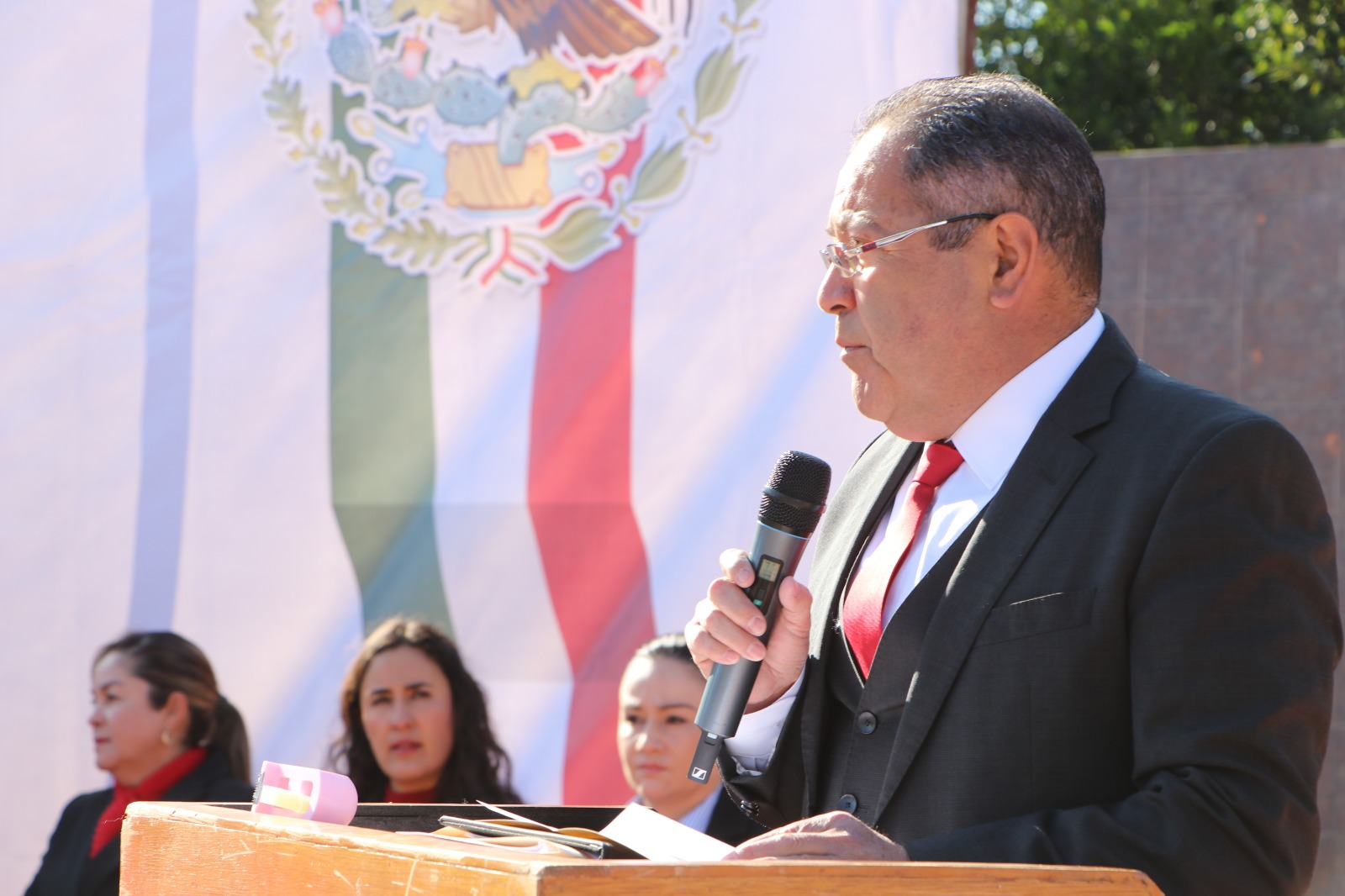 José Luis Téllez Marín, encabezó el acto y desfile cívico para conmemorar el Día de la Bandera Nacional.