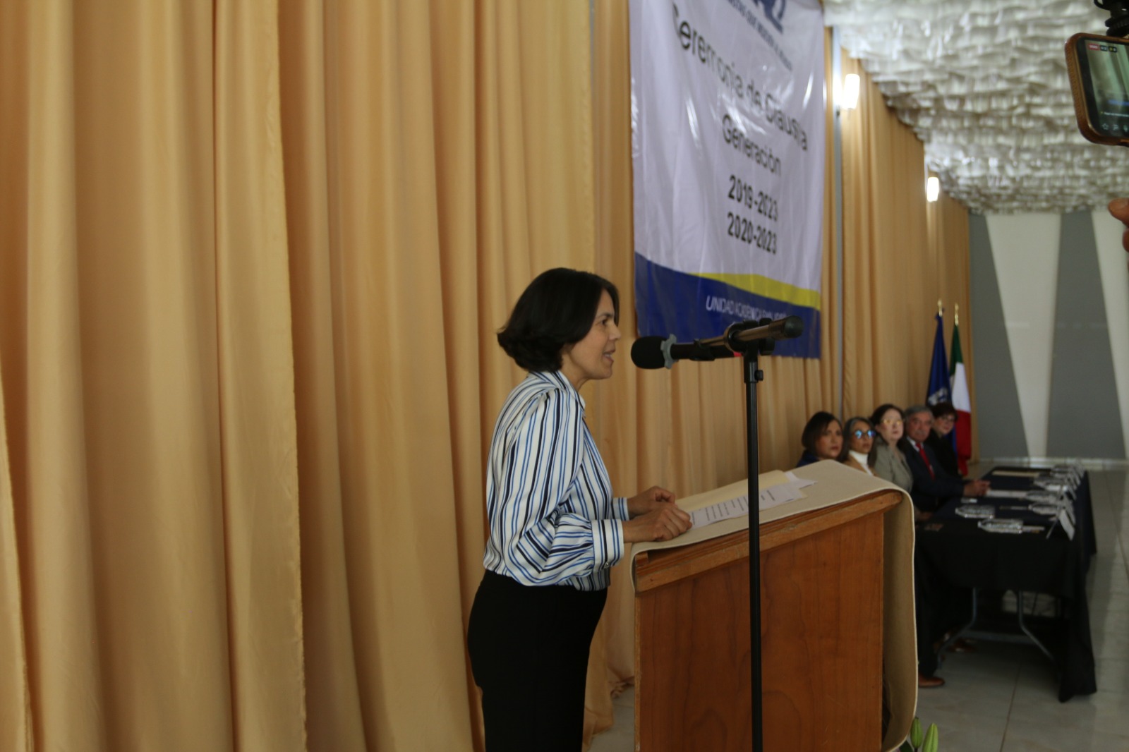 Graciela Guzmán Bucio, presidenta Honoraria del DIF Municipal, asistió a la Ceremonia de Graduación de la UVAQ.