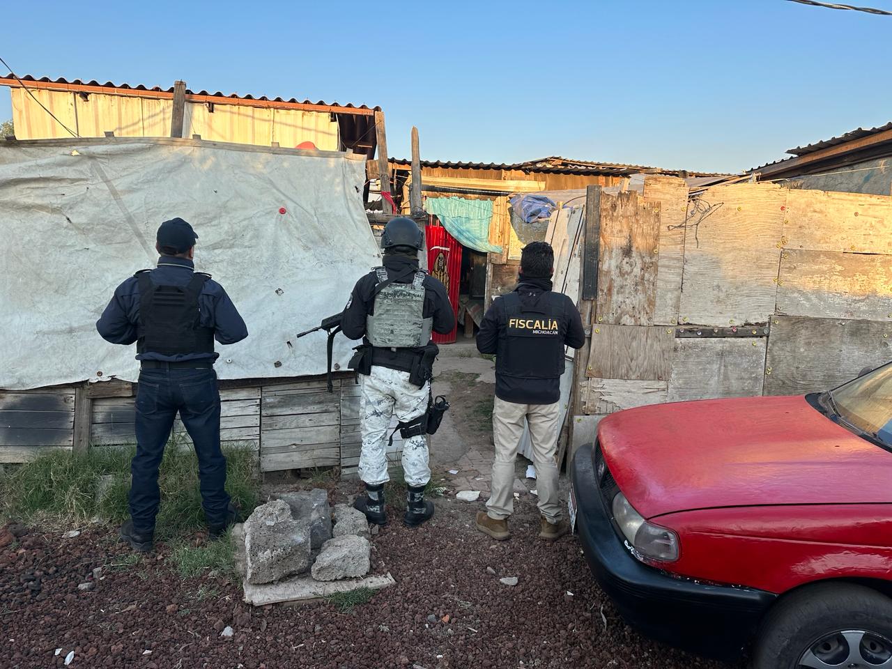 Asegura FGE sustancias ilícitas y detiene a dos personas tras ejecutar cateos en Morelia