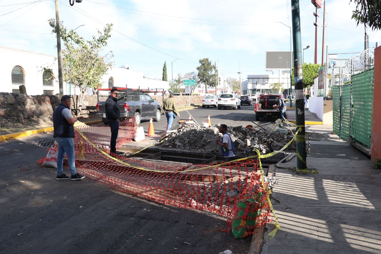 Llama Alfonso Martínez a circular con precaución en Av. Rotarismo por reparación de rejilla