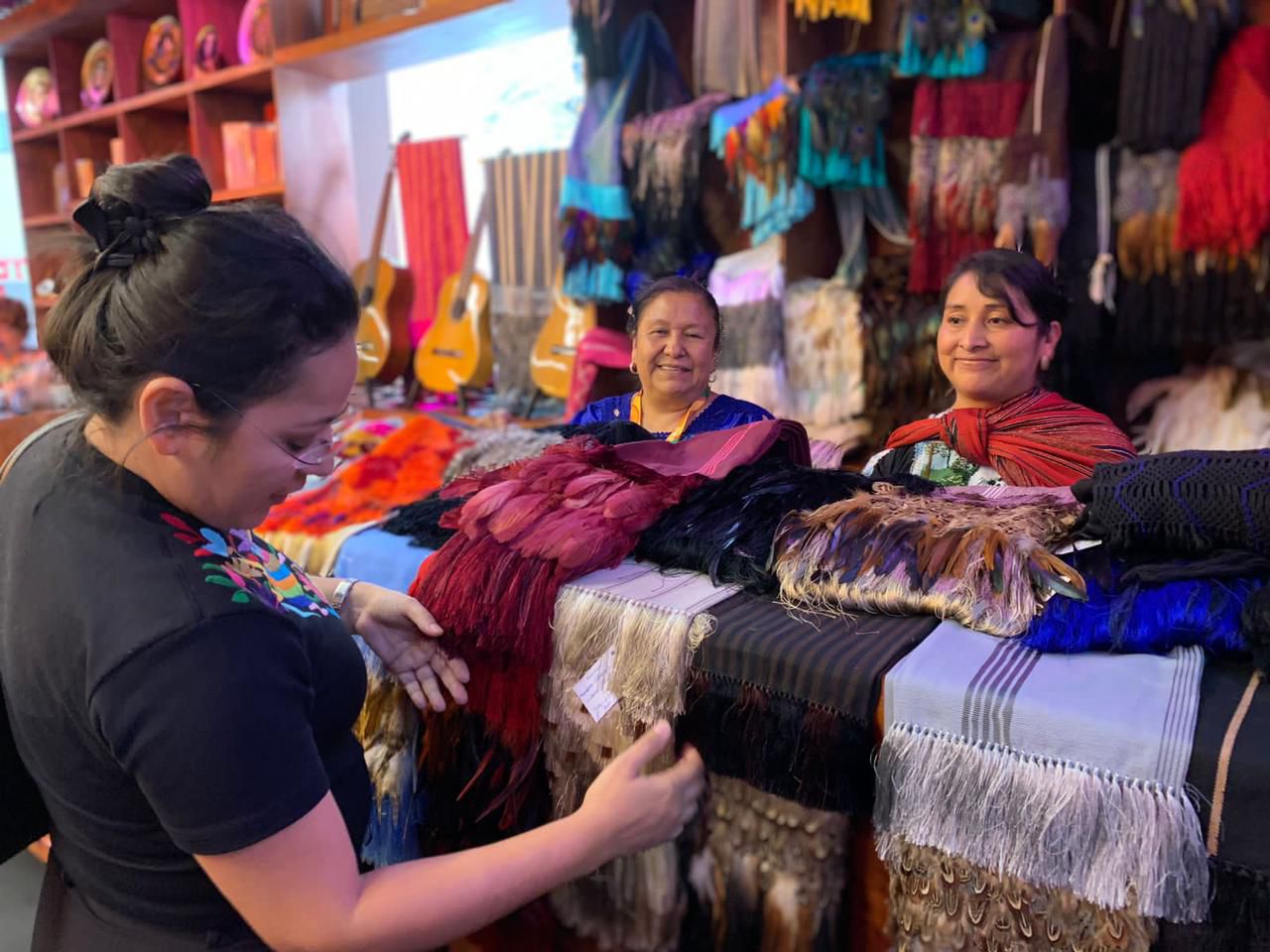 Adquiere los mejores rebozos michoacanos en el Tianguis Artesanal de Uruapan