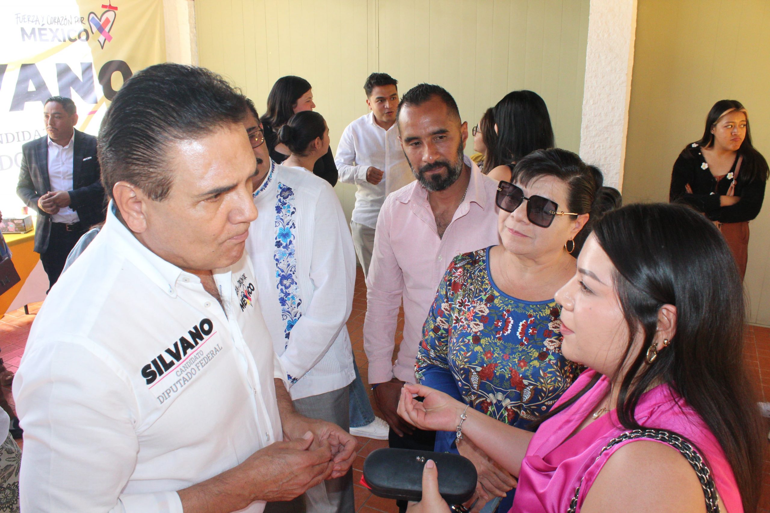 Urge Silvano a dignificar sueldos y mejorar oportunidades para profesionistas