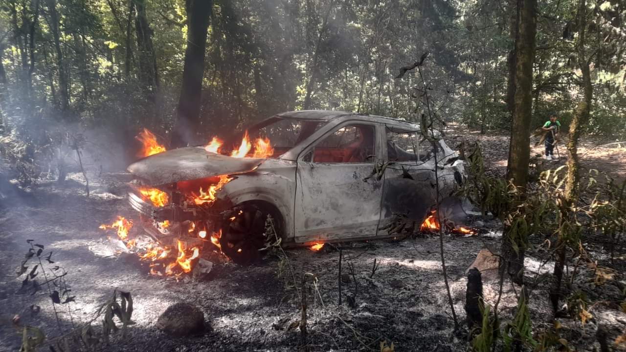 Bomberos en Acción: Controlan Incendio de Vehículo en Zitácuaro