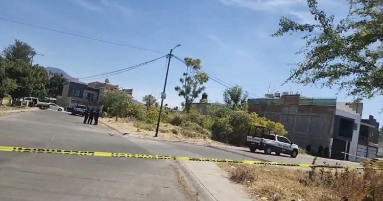 Descubren cadáver baleado y maniatado en lote baldío