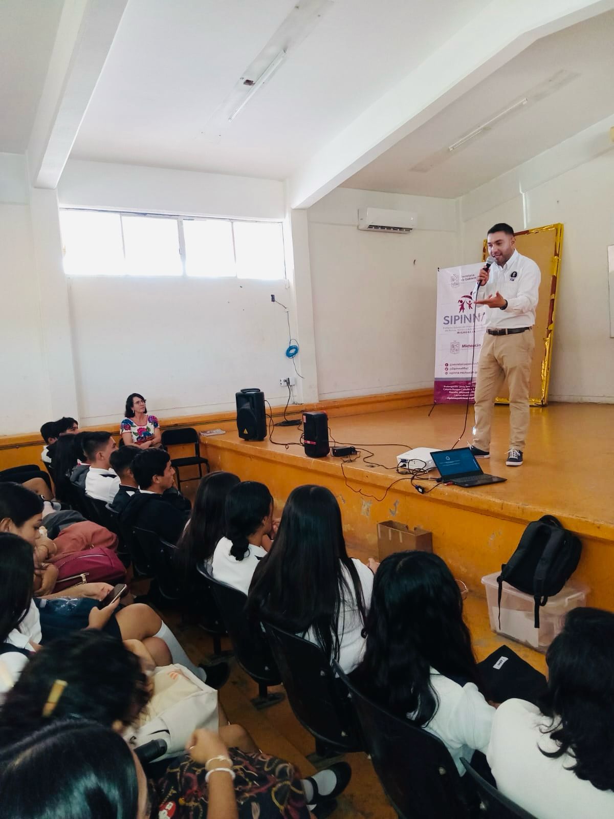 Imparte FGE conferencia en materia de Trata de Personas a estudiantes del CECyTEM, plantel Lázaro Cárdenas