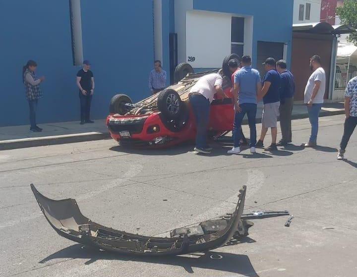 Saldo de tres heridos tras un choque y volcadura