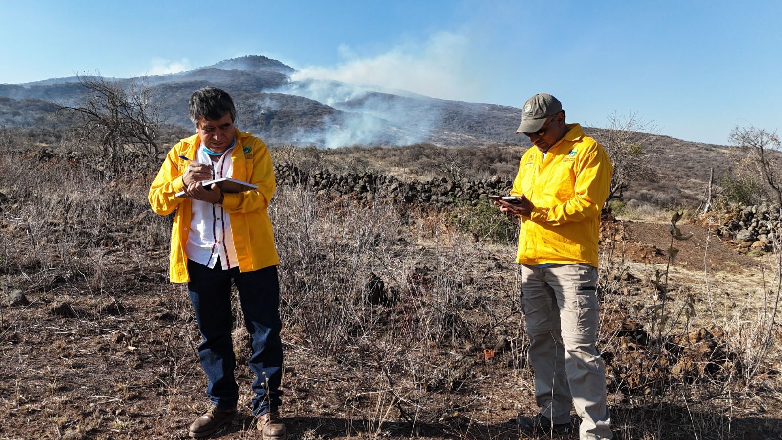 Continúan los trabajos para apagar incendio en el cerro del Quinceo