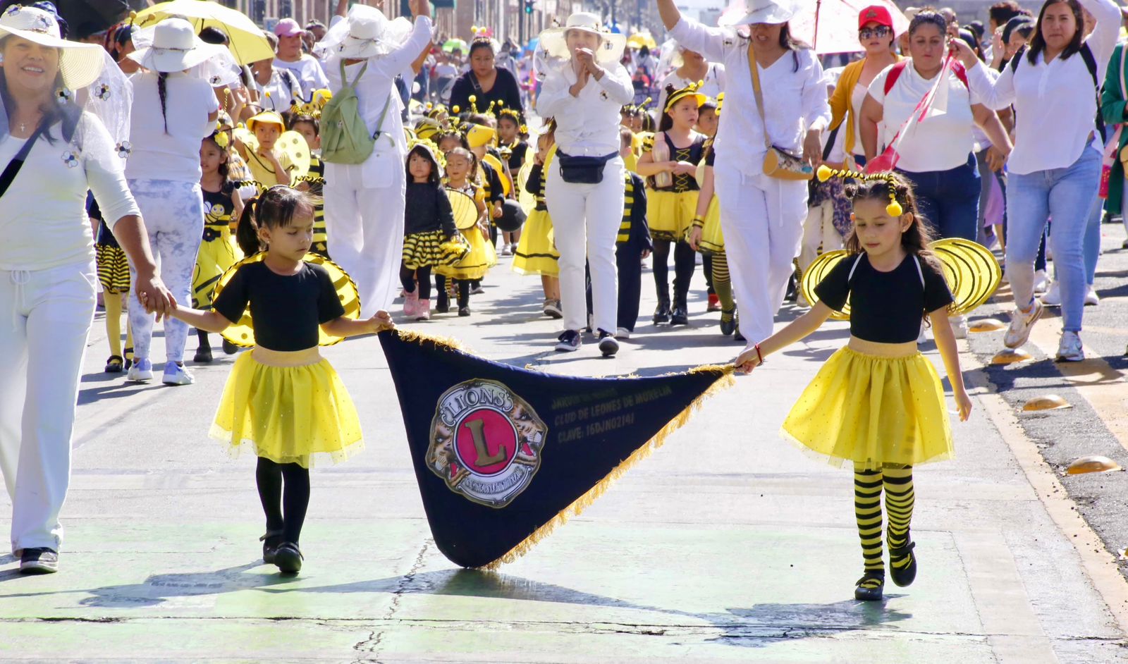 Niñas, niños y docentes reciben la primavera con alegre desfile