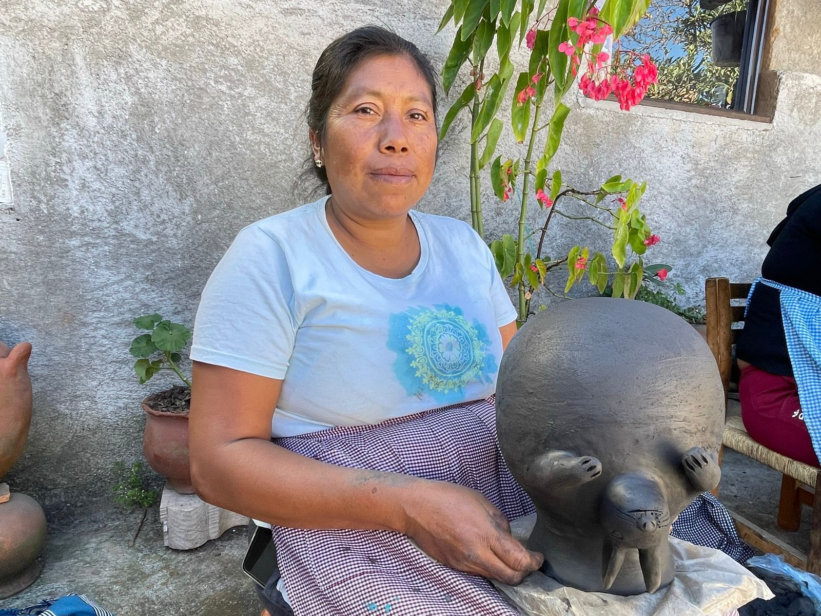 Compra la mejor alfarería y textiles en el Tianguis Artesanal de Uruapan