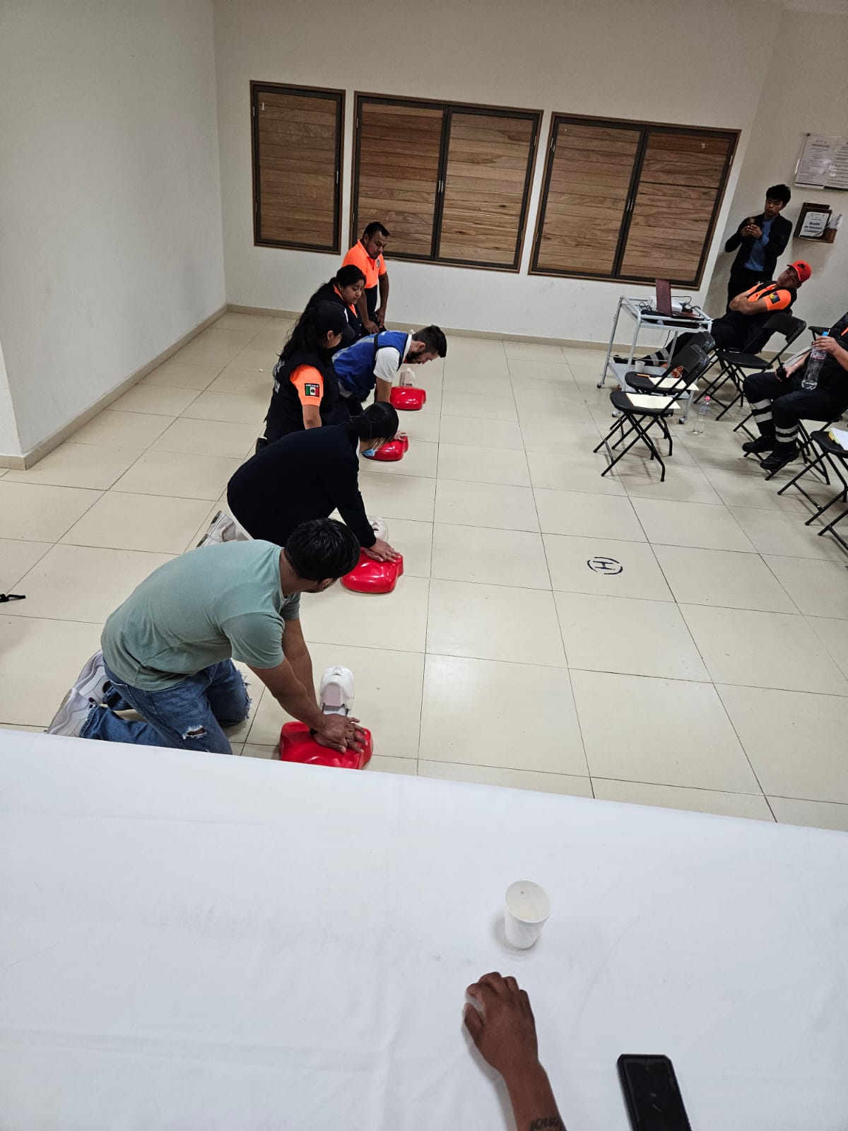 Capacita CRUM en primeros auxilios a personal administrativo de Hospital de Cherán