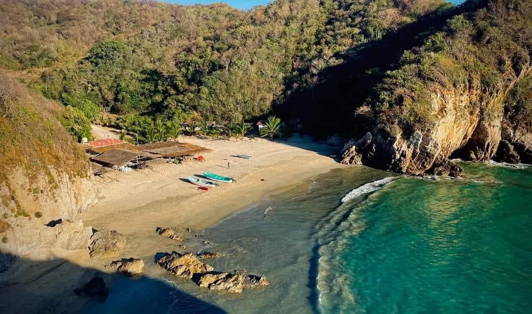 Descubre la Playa del Amor en este recorrido en lancha por la Costa Michoacana