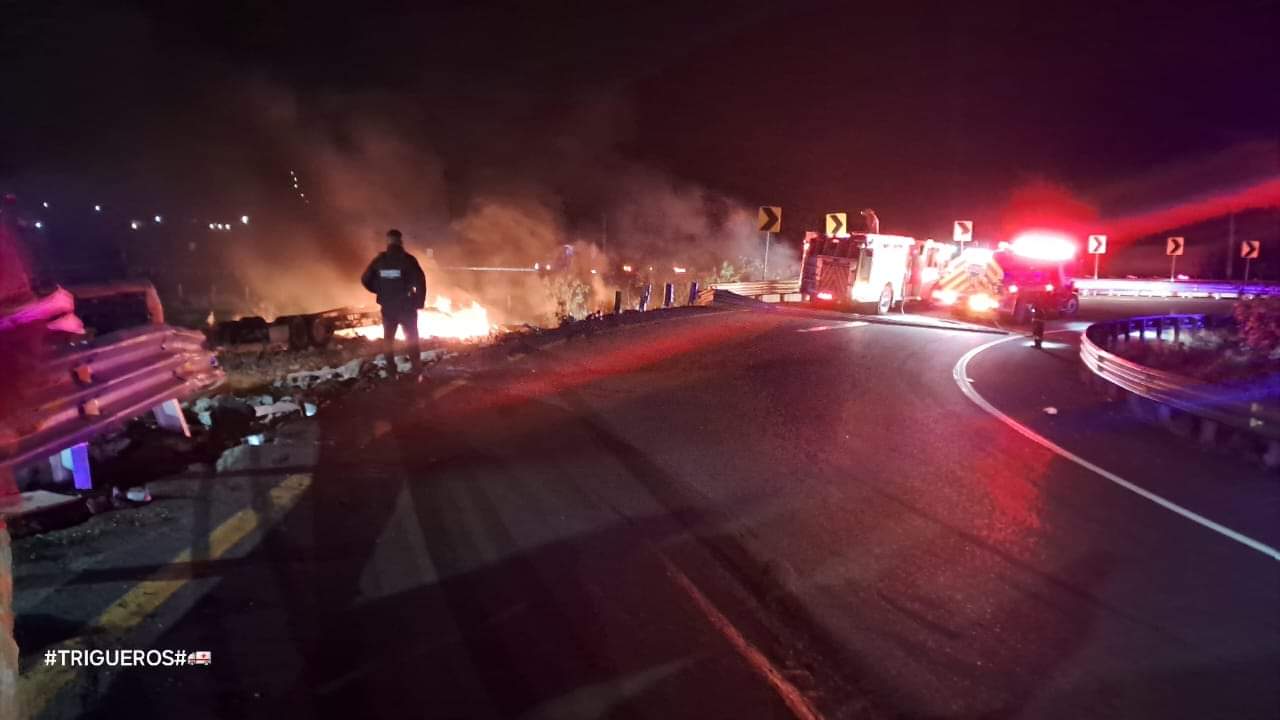 «Fatal Accidente en el Entroque de Autopistas en Copándaro: Conductor de Tráiler Pierde la Vida en Incendio Tras Volcadura»