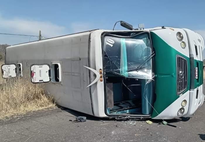 Fuerte accidente entre microbús y pipa de agua