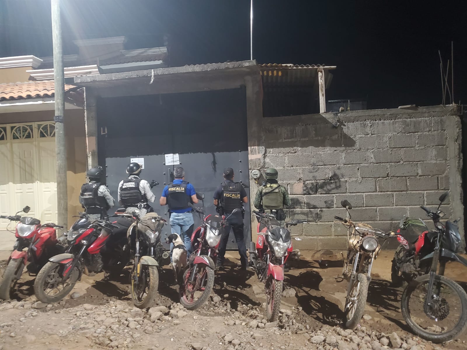 Tras catear un inmueble en Pátzcuaro, asegura FGE sustancias ilícitas, recupera siete motocicletas y detiene a dos personas