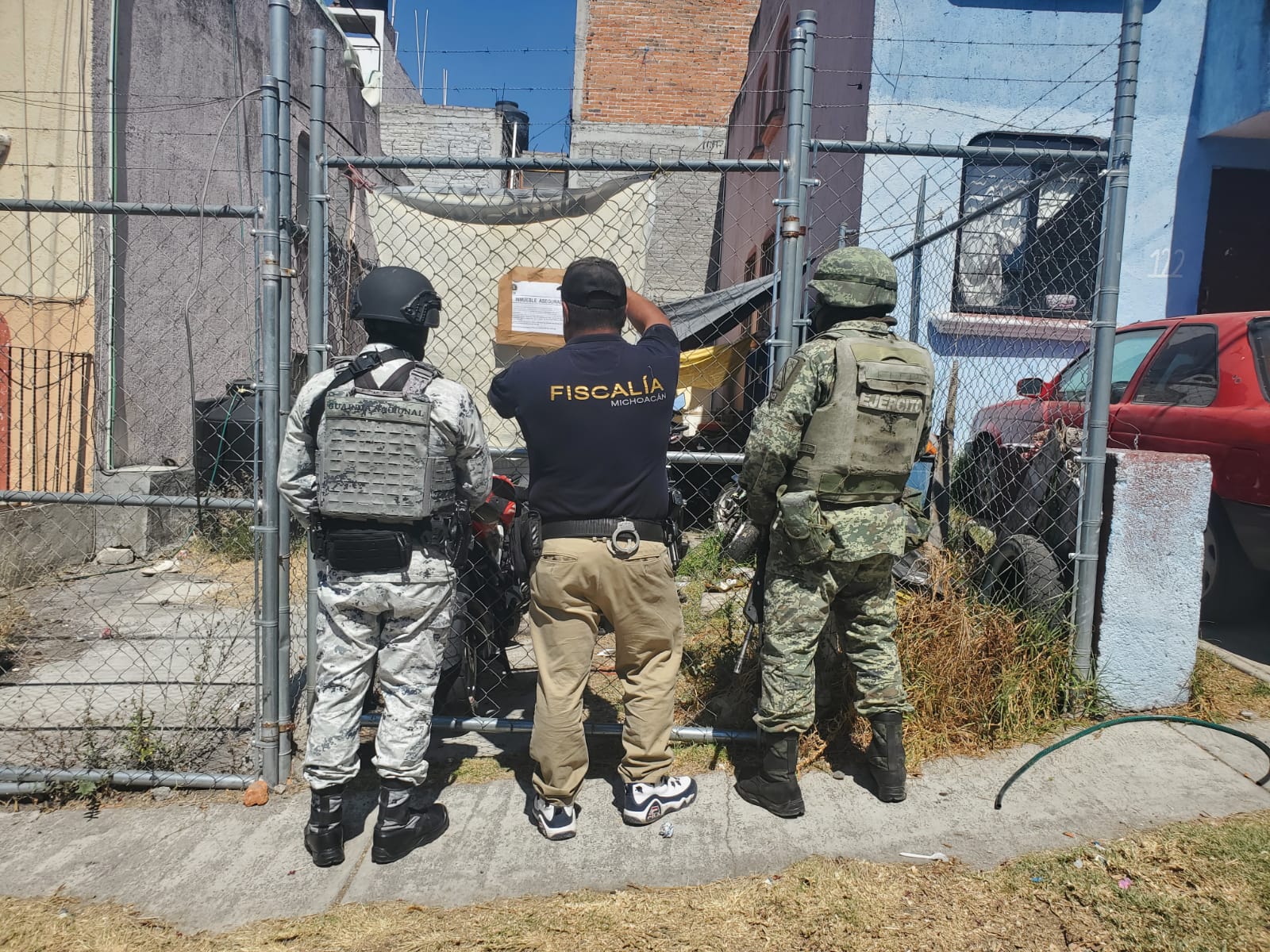 En cateo, asegura FGE un vehículo con alteraciones en sus medios de identificación