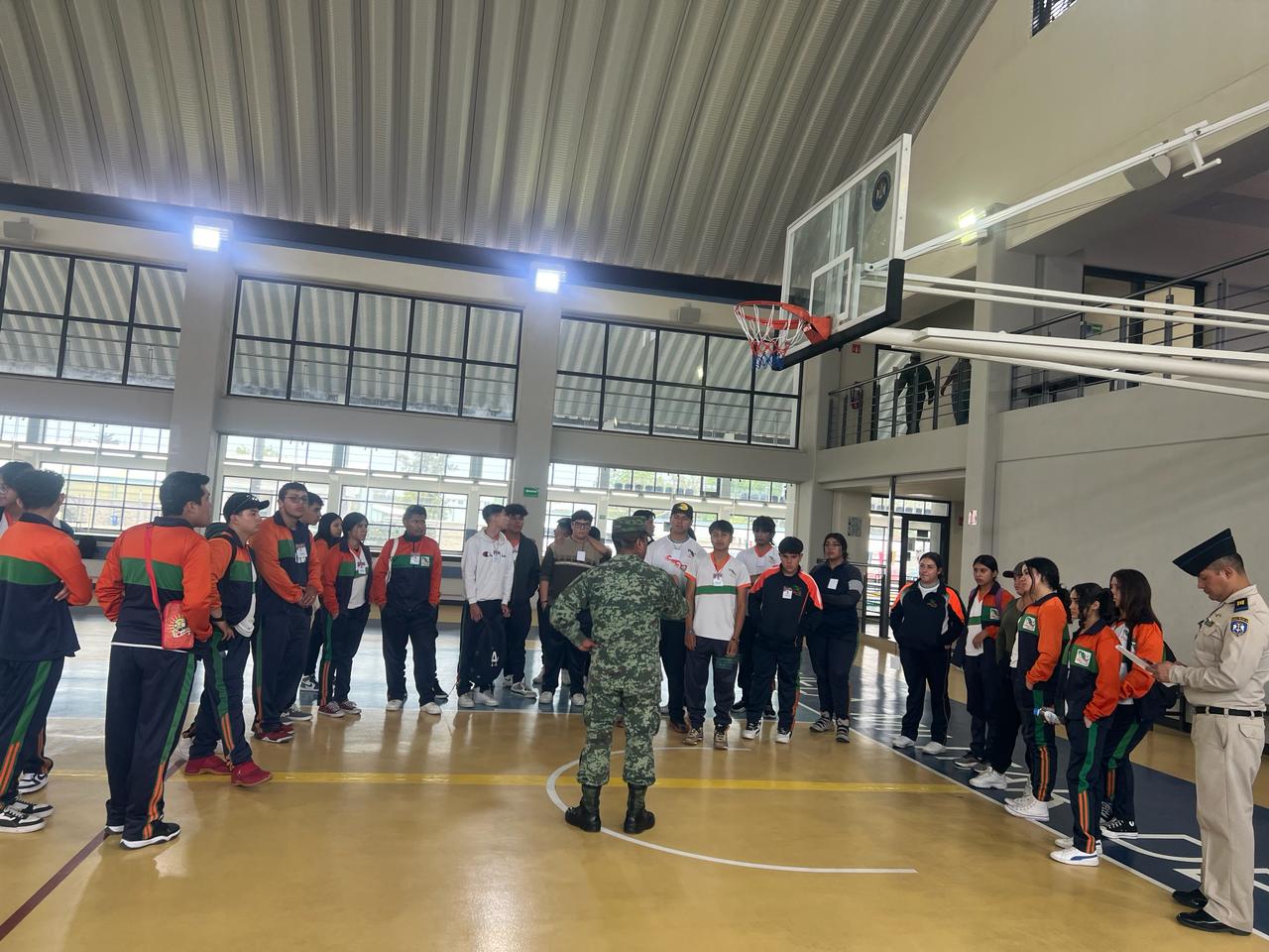 Alumnos del Cecytem Tangancícuaro conocen oferta académica del Colegio Militar