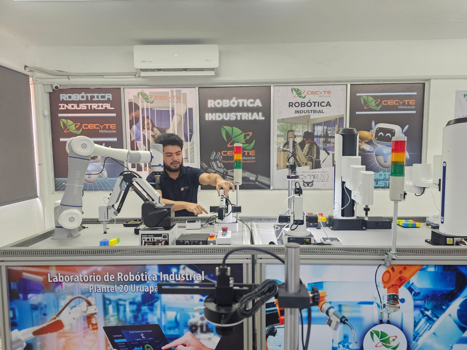 Docentes del Cecytem refuerzan sus conocimientos en robótica