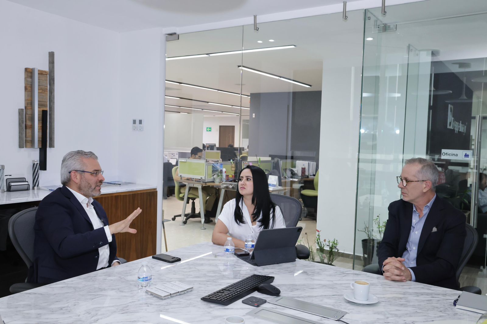 Revisan Bedolla y Doppelmayr avances del teleférico de Uruapan