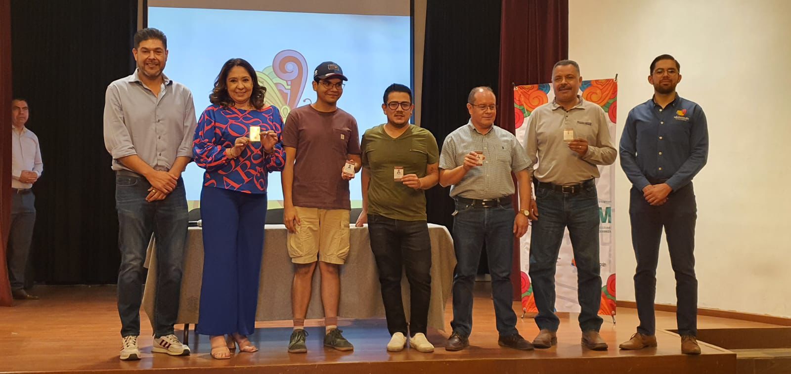 Sectur entrega credenciales de guías de turistas y distintivos de calidad a empresas michoacanas