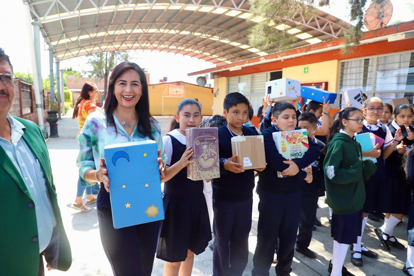 Miles de estudiantes aprenden del eclipse solar en escuelas en Michoacán