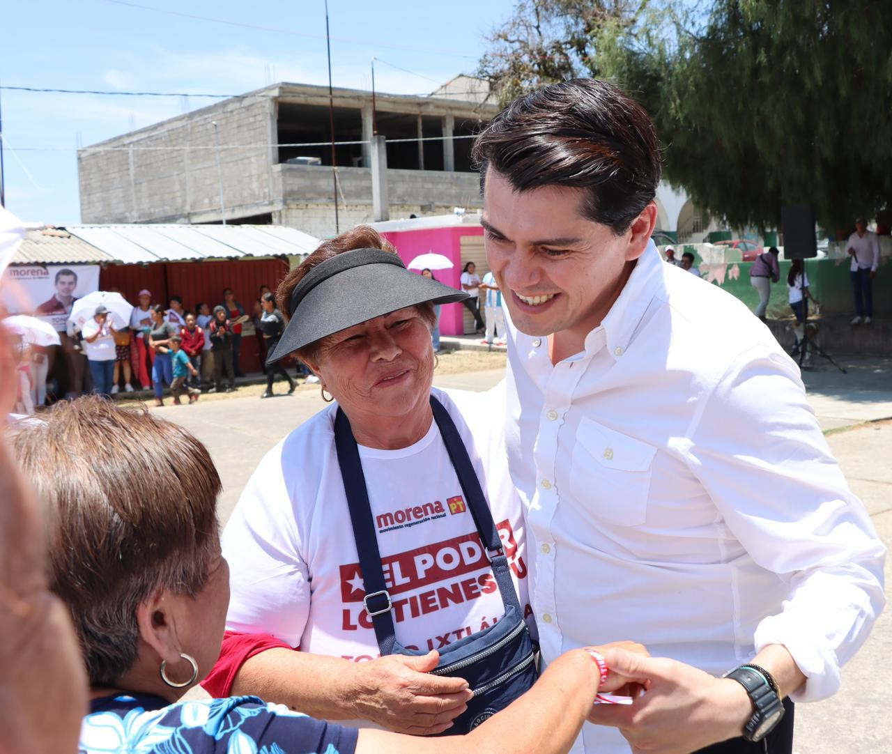 ToñoI Ixtláhuac se compromete con caminos en el sur de Zitácuaro