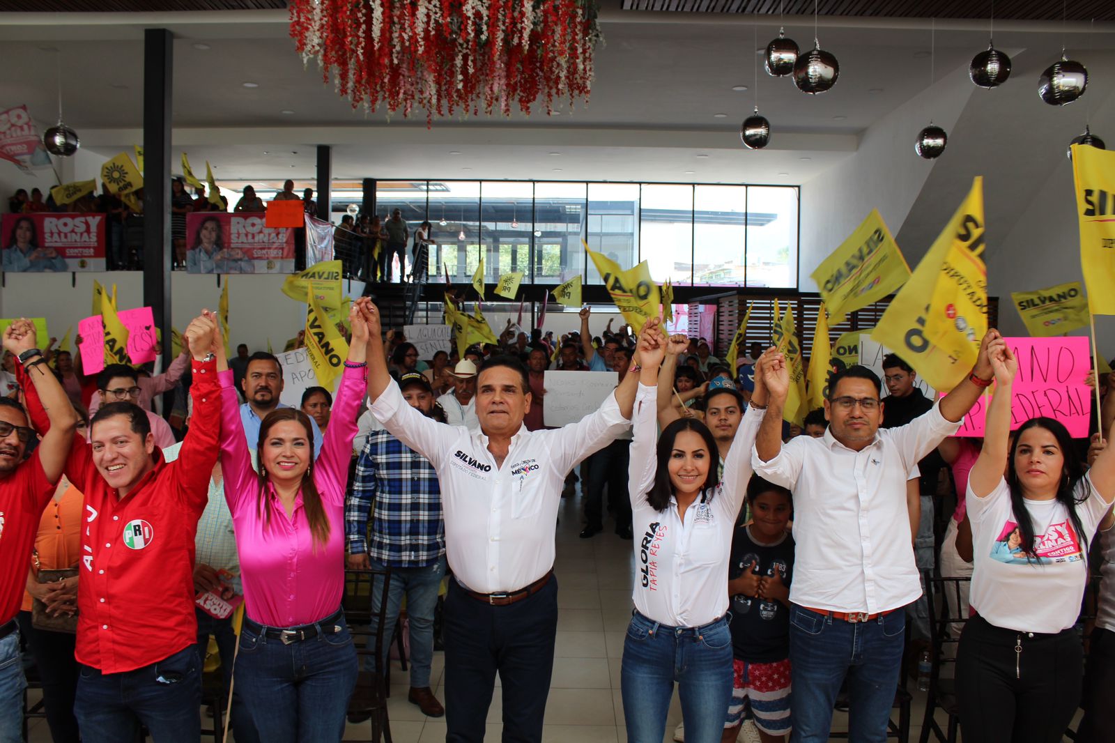 No tengo duda que, con la suma de las estructuras de los partidos que conforman la gran coalición Fuerza y Corazón por México tenemos al equipo ganador: Rosy Salinas