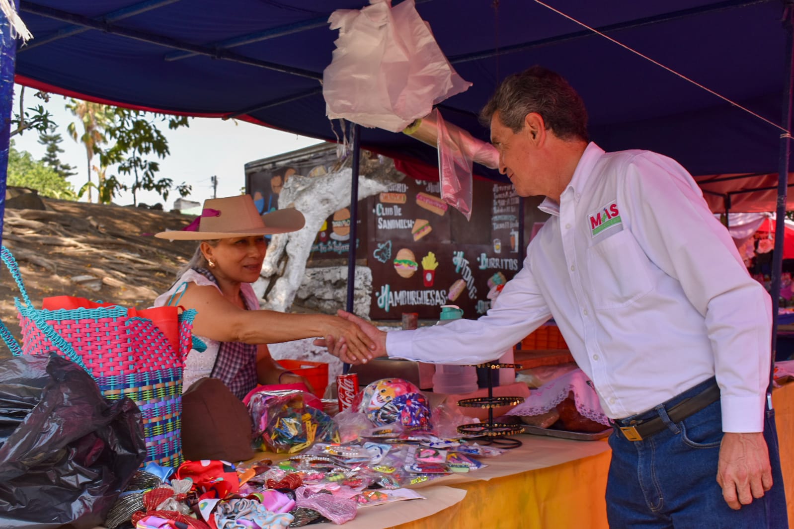 Daniel Mora Ortega difunde entre comerciantes su renuncia al uso de propaganda impresa en plásticos