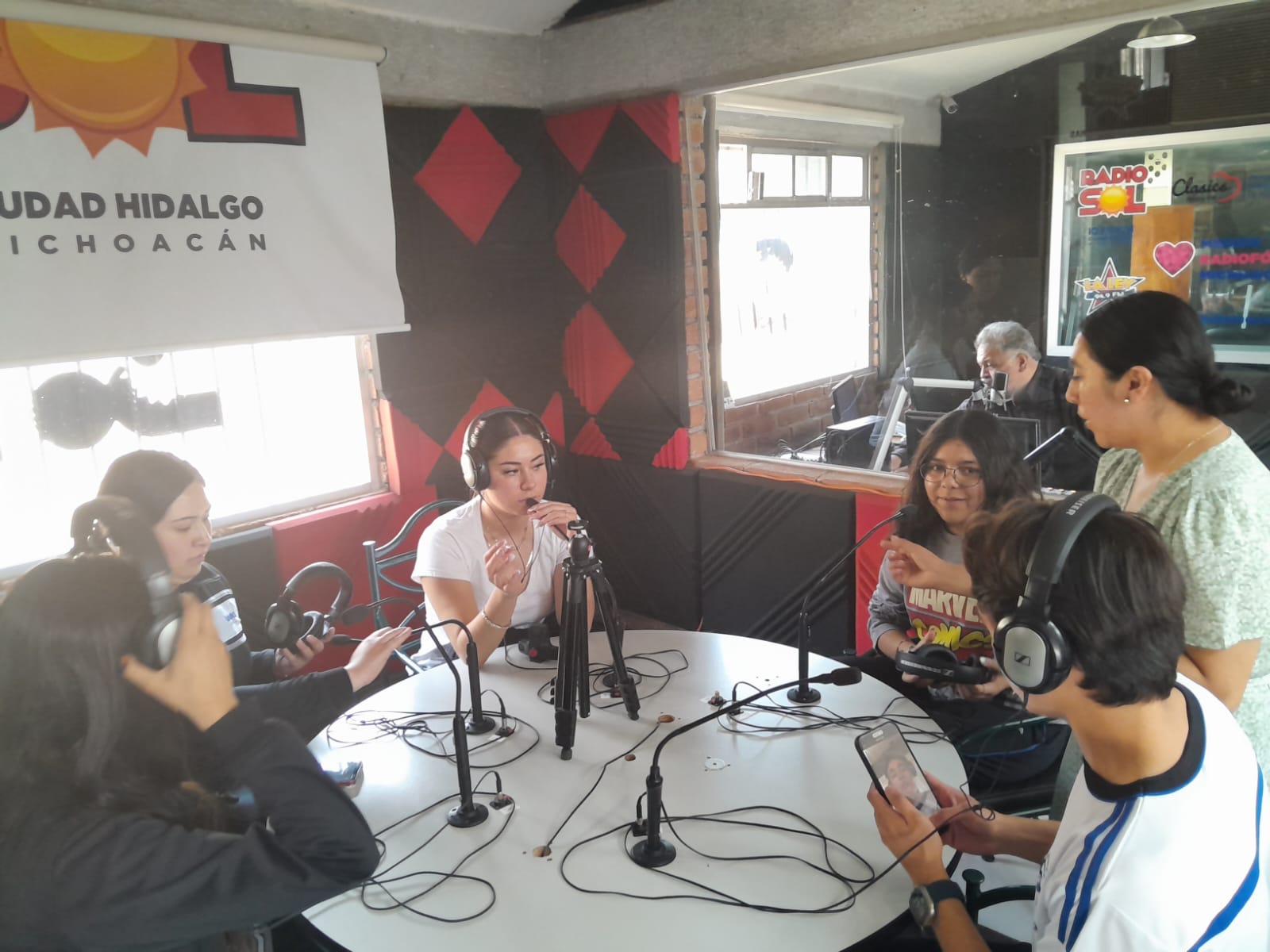 Alumnos de la Prepa Vasco de Quiroga conocen como funciona la radio local