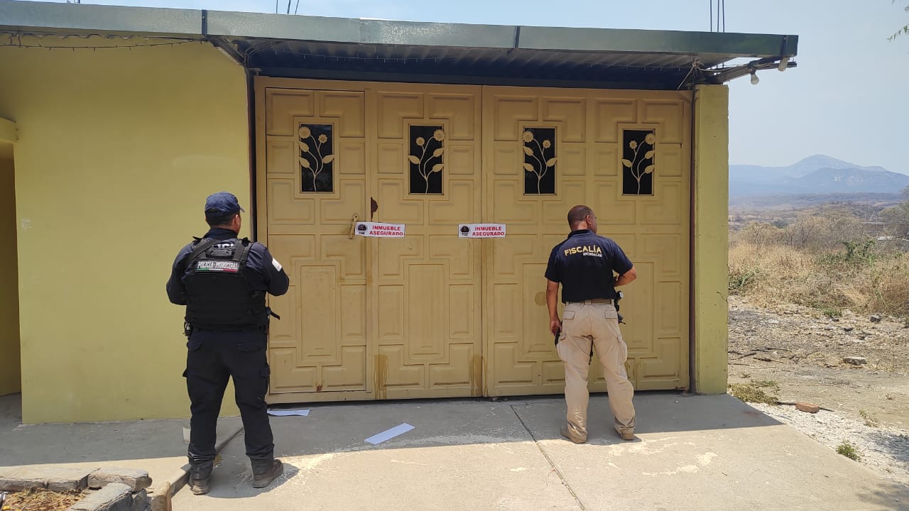 En cateo, asegura FGE inmueble relacionado en conductas ilícitas y asegura un vehículo y sustancia con apariencia de narcótico